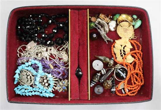 Mixed jewellery, containing gold, silver, coral etc.